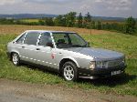 24 車 Tatra T613 セダン (1 世代 1978 1998) 写真