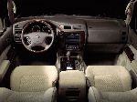 2 Auto Nissan Safari Off-road (terénny automobil) (Y61 1997 2004) fotografie